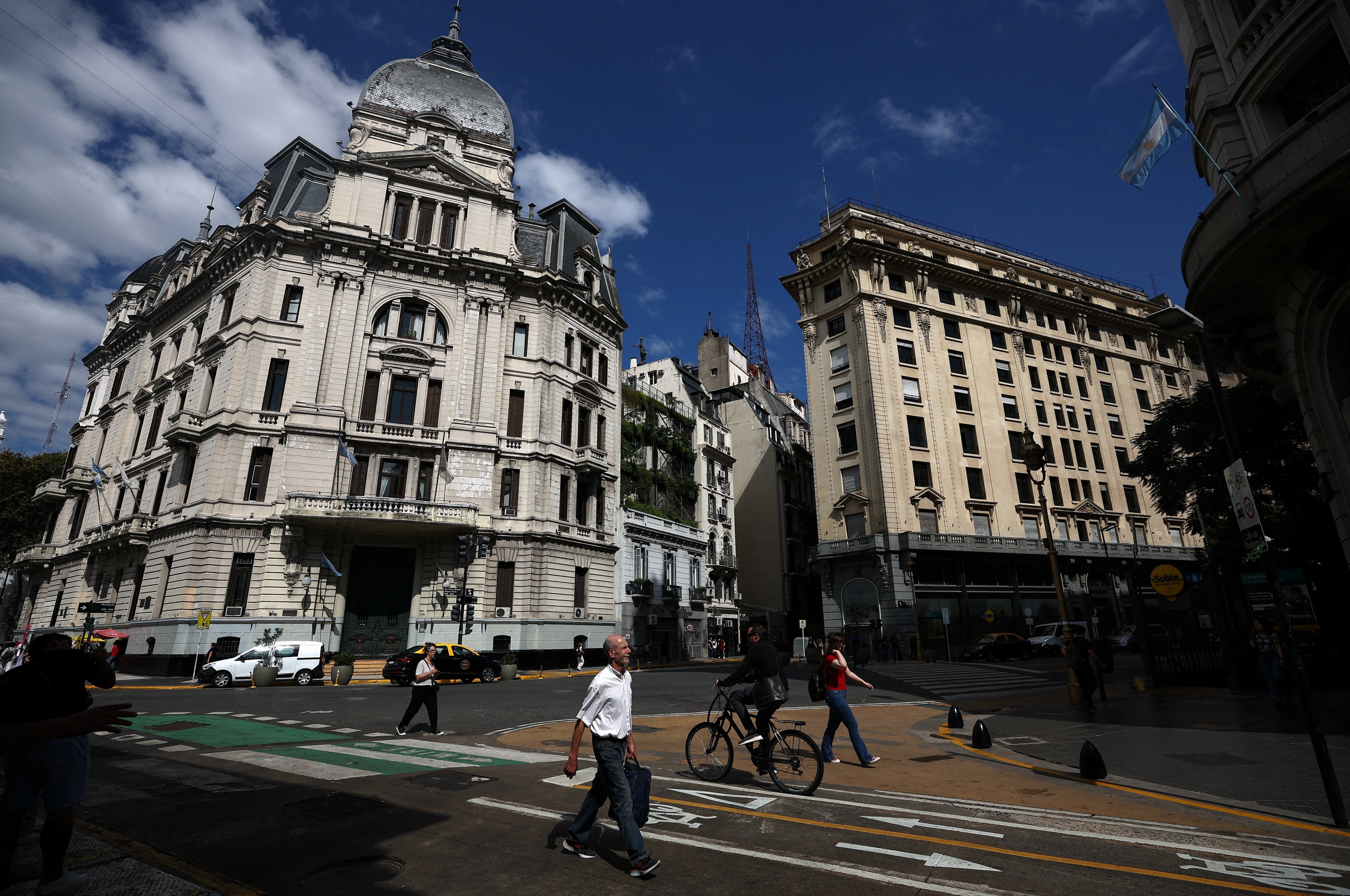 FOTO DE ARCHIVO: Personas caminan en el centro de la capital argentina, Buenos Aires